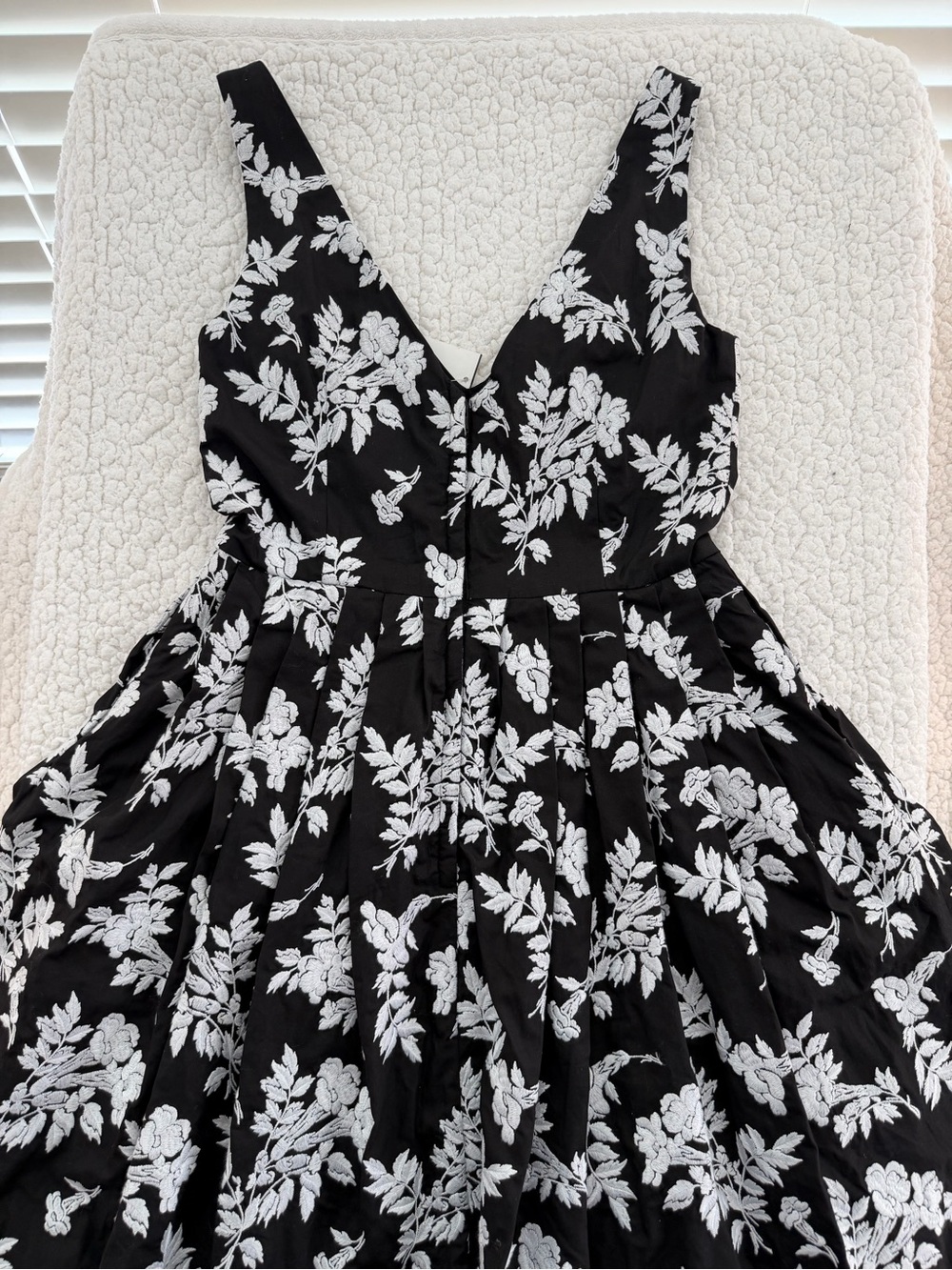 Betsy Johnson Black & White Floral V-Neck Sleeveless Dress - Picture 7 of 8